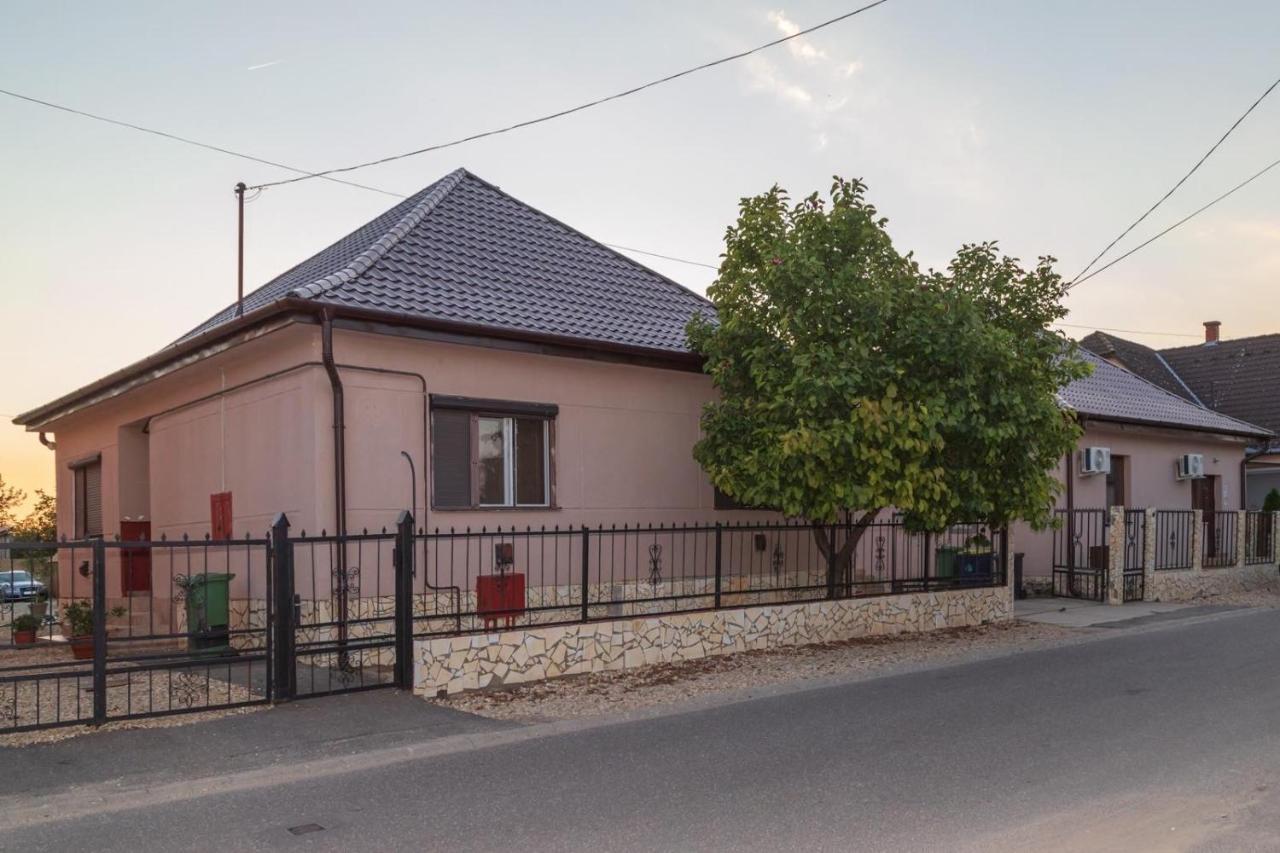 Ivanhoe Apartman Apartamento Nyírbátor Exterior foto