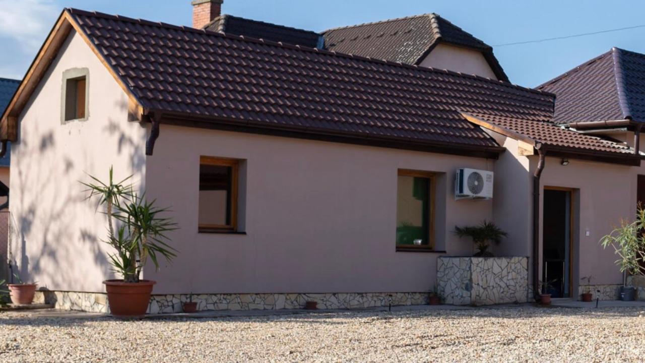 Ivanhoe Apartman Apartamento Nyírbátor Exterior foto